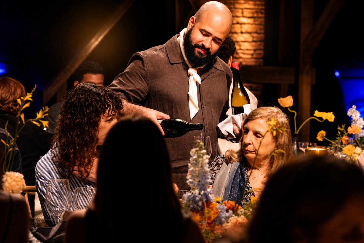 Comparti event service pouring crisp white wine